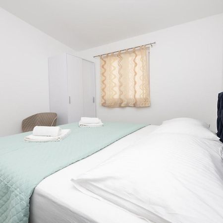 Stunning Apartment In Makarska Kültér fotó