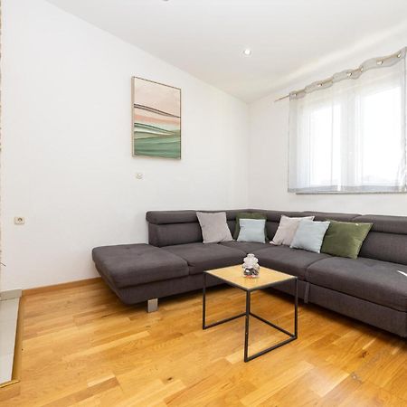 Stunning Apartment In Makarska Kültér fotó
