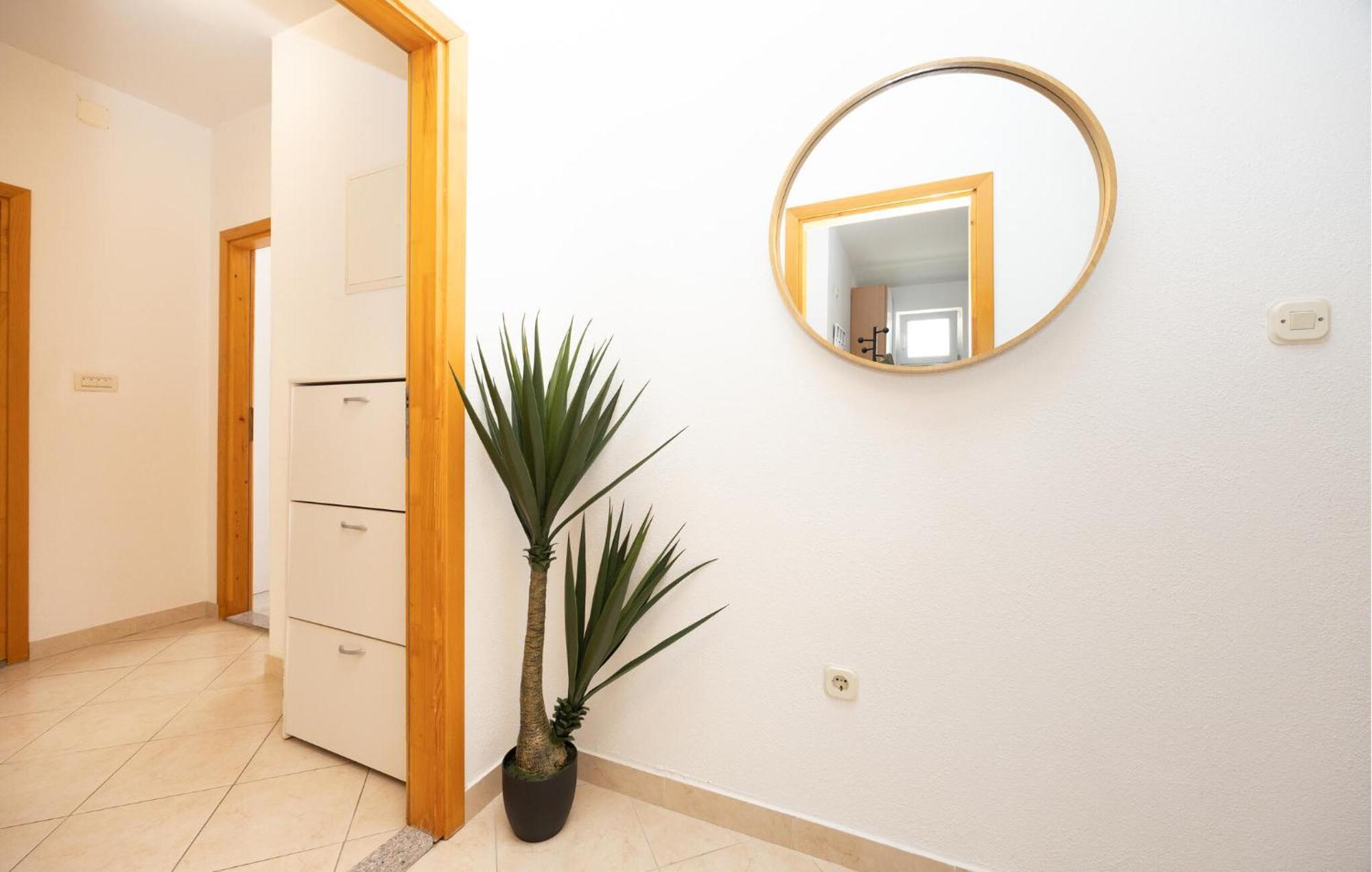 Stunning Apartment In Makarska Kültér fotó