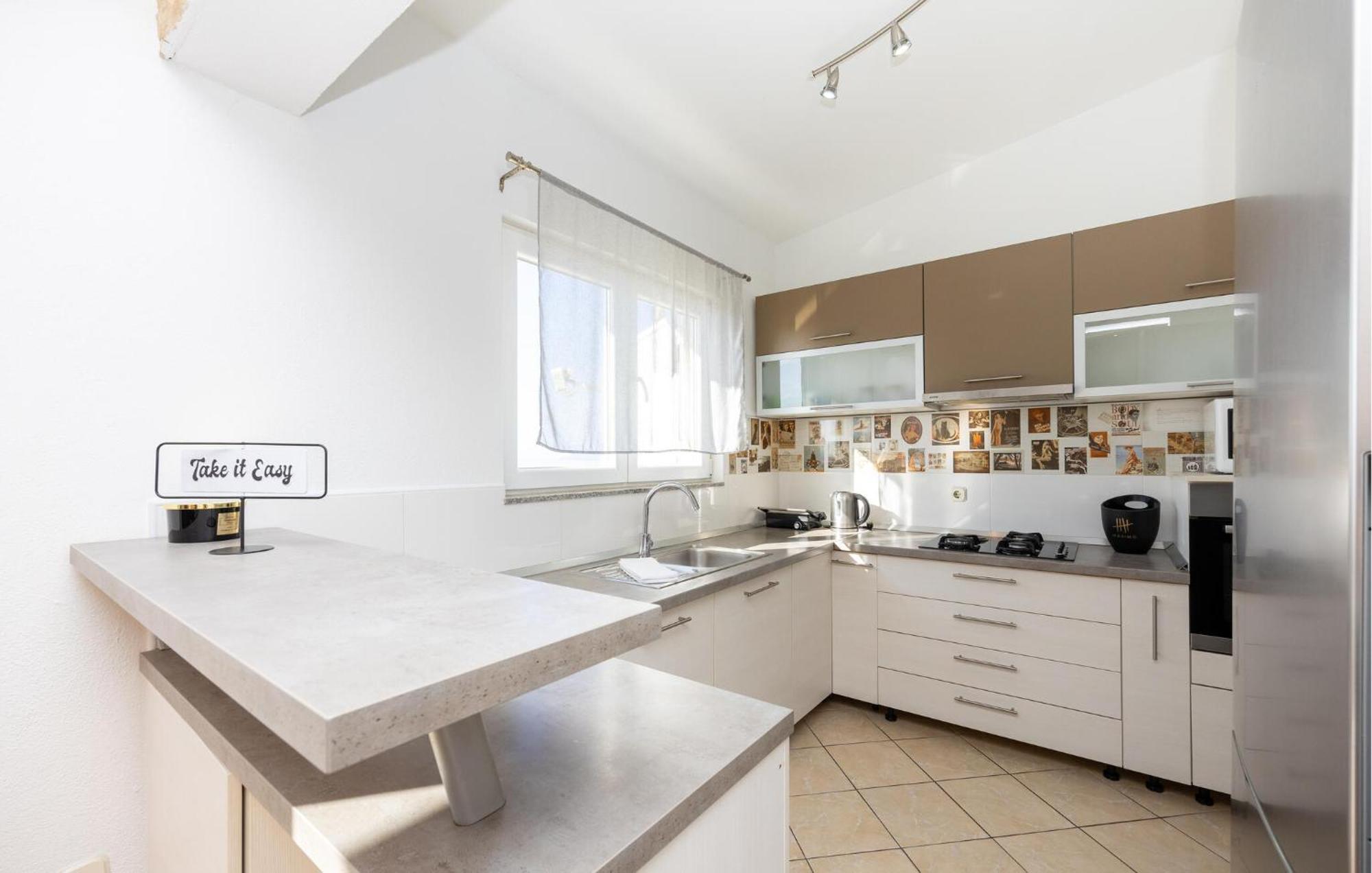 Stunning Apartment In Makarska Kültér fotó
