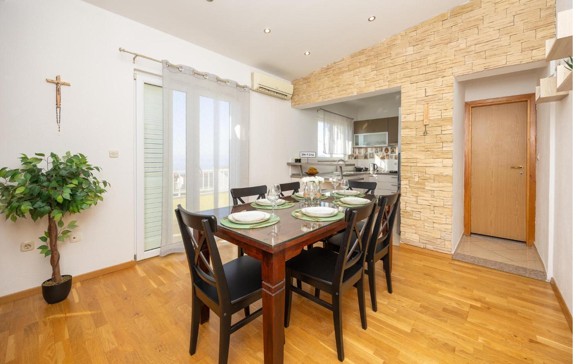 Stunning Apartment In Makarska Kültér fotó